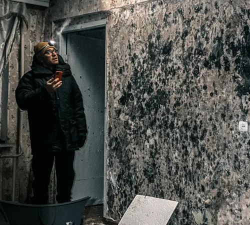 hermal imaging camera showing a moisture source behind a wall during an Abbotsford mold inspection.