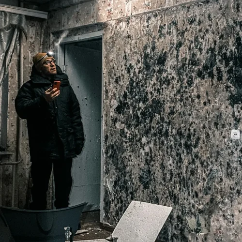 hermal imaging camera showing a moisture source behind a wall during an Abbotsford mold inspection.